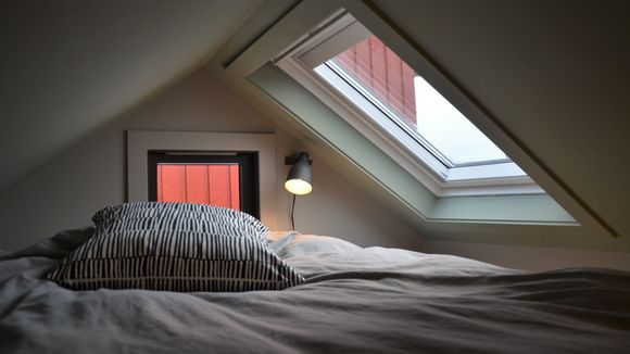 Sovehemsen er det varmeste stedet i huset. Takket være vinduene føles det ikke for klaustrofobisk å ligge helt oppunder mønet, sier Sigurd Randby. <i>Foto:  Privat</i>