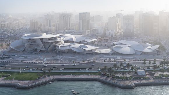 «Ørkenblomsten» til arkitekt Jean Nouvel er vanskelig ikke å legge merke til på vei inn til sentrum av Doha. <i>Illustrasjon:  Ateliers Jean Nouvel / Iwan Baan</i>