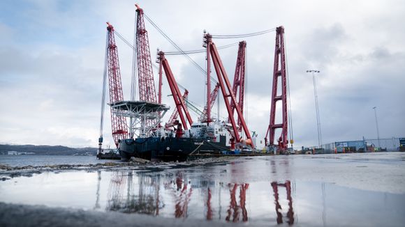 Kranlekterne Rambiz og Gulliver fra det belgiske selskapet Scaldis ligger i havn på Hanøytangen tirsdag 12. februar. Her venter de på stabilt vær, sammen med bergingsselskapet BOA, så fregatthevingen kan begynne. <i>Foto:  Eirik Helland Urke</i>