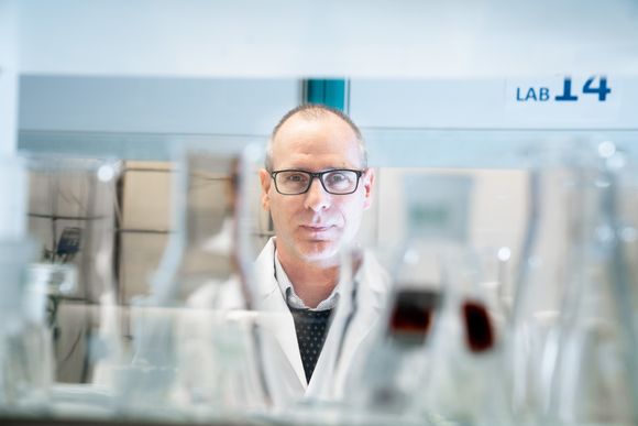 Administrerende direkt;r Anders Fugelli i Pharmasum Theraputics har fått 11 millioner kroner i støtte fra Forskningsrådet, men trenger flere millioner for å gå videre med nye kliniske tester. <i>Foto:  Eirik Helland Urke</i>