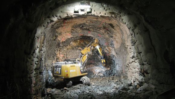 I områdene med mest omkringliggende infrastruktur, der hver centimeter teller, gjøres tunnelarbeidet ved å bore en mengde hull i fjellet, for deretter å splitte steinen med en hydraulisk jekk. <i>Foto:  Bane Nor</i>