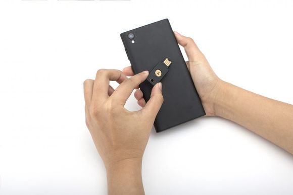YubiKey 5 NFC, en sikkerhetsnøkkel med NFC-støtte fra Yubico, brukes til autentisering på en Android-mobil. <i>Foto: Yubico</i>