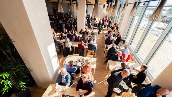 Restaurant: I første etasje kan beboere og andre gjester få seg en matbit mellom tresøylene. <i>Foto:  Lars Erik Skrefsrud</i>