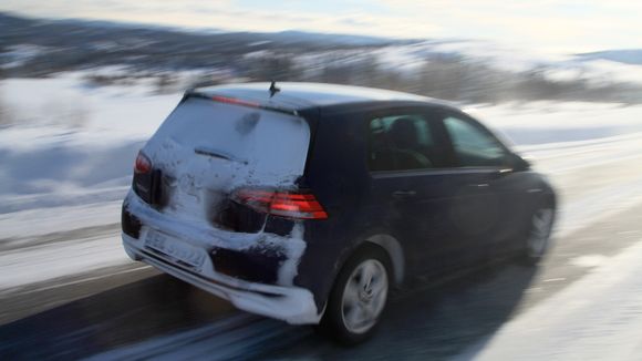 E-Golf er Norges mest solgte bil. Ved å «bruktimportere» biler fra utlandet, kan også Jaguar- og Opel-butikker selge bestselgeren. <i>Foto:  Ståle Frydenlund</i>