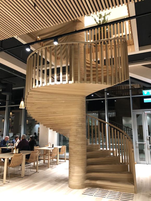 Trapp i lyst tre går fra restauranten og opp i andre etasje i Mjøstårnet. <i>Foto:  Ellen Synnøve Viseth</i>
