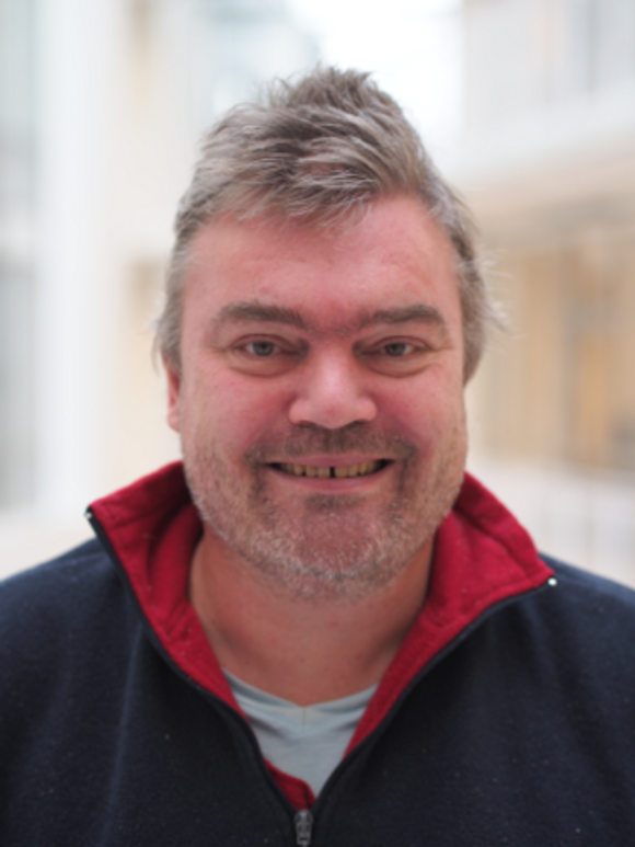 Simen Gaure jobber ved Frischsenteret for samfunnsøkonomisk forskning. Han er fast spaltist i Aftenposten og Morgenbladet, og er utdannet matematiker. Mye av jobbhverdagen går med til programmering.