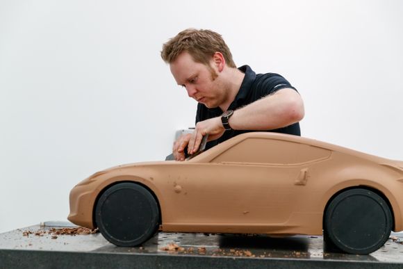 Det kan kanskje virke gammeldags, men Michael Ledger mener modellering i leire er helt nødvendig for å skape et realistisk inntrykk av et bildesign. <i>Foto:  Nissan</i>