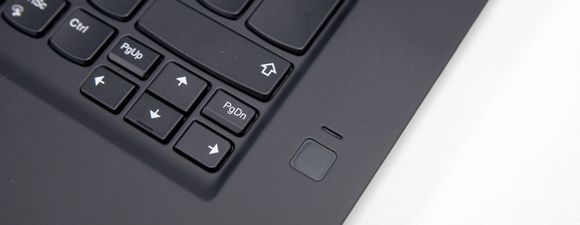 PC-en har både fingeravtrykksleser og ansiktsgjenkjenning. <i>Foto:  Kurt Lekanger, Digi.no</i>