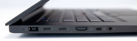 På venstre side er det to USB-C-porter med Thunderbolt 3-støtte, i tillegg til HDMI-kontakt (full størrelse), kontakt til Ethernet-adapter, ladekontakt, samt 3,5 mm hodetelefonutgang. <i>Foto:  Kurt Lekanger, Digi.no</i>