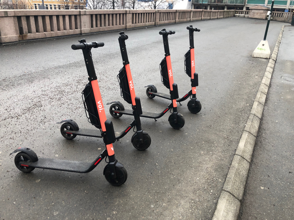 Disse fire sparkesyklene fra Voi Scooter sto parkert ovenfor Youngstorget. <i>Foto:  Espen Andersen</i>