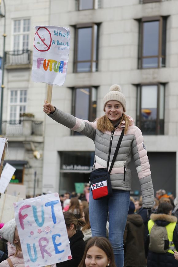 En ung jente holder opp sin egen klima-plakat.  <i>Foto:  Erik Martiniussen</i>