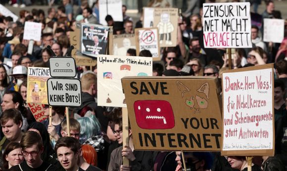Demonstranter i Leipzig, Tyskland, som lørdag 23. mars 2019 protesterte mot opphavsrettsdirektivet som EU planlegger å innføre. <i>Foto:  Peter Endig/dpa via AP</i>