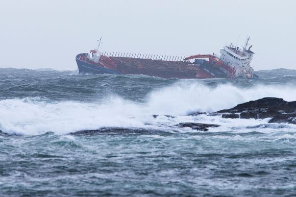 Hagland Captain lå søndag morgen i anker etter at det fikk problemer under stormen ved Hustadvika i Møre og Romsdal lørdag kveld. <i>Foto:  Svein Ove Ekornesvåg/NTB Scanpix</i>