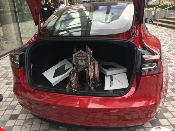 Bilen var blant premiene Team Fluoroacetate mottok for å hacke infotainmentsystemet til en Tesla Model 3. <i>Foto: Zero Day Initiative</i>
