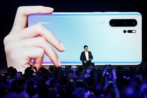 Richard Yu, CEO i Huawei viste Huawei P30 og P30 Pro på et pressearrangement i Paris den 26. mars. <i>Foto:  REUTERS/Charles Platiau</i>