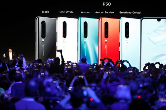 Huawei P30 kommer i en rekke ulike farger. <i>Foto:  REUTERS/Charles Platiau</i>