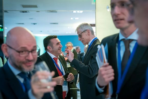 Norges skattedirektør Hans Christian Holte i samtaler med deltakerne på toppmøtet i OECDs skattedirektørnettverk i Santiago i Chile. <i>Foto:  Heiko Junge / NTB scanpix</i>