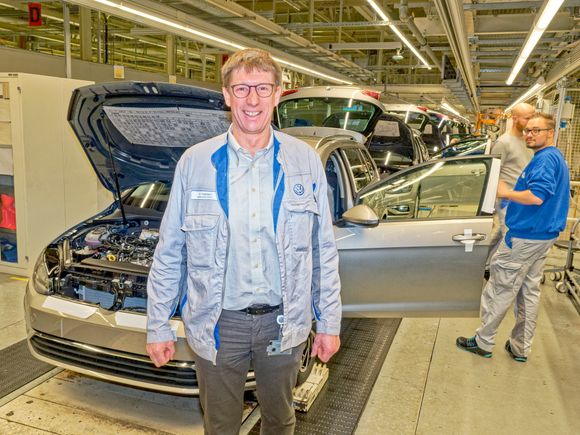 Holger Hollmann er produksjonleder. Han venter ikke store vanskeligheter når forbrenningsmtoren forsvinner fra produksjonslinjene. – Den største produksjonsmessige utfordringen blir nok bilens nettverk og det store antallet sensorer, sier han. <i>Foto:  Joachim Seehusen</i>