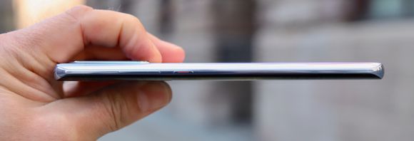 Telefonen er slank og pen å se på – men likevel har Huawei klart å dytte inn et batteri med svært god kapasitet. <i>Foto:  Kurt Lekanger</i>