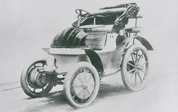 I 1900 ble Lohner-Porsche presentert på verdensutstillingen i Paris. Den elektriske bilen hadde motorer i hvert av forhjulene. Siden ble det laget en hybridversjon med firehjulstrekk. <i>Foto:  Porsche</i>