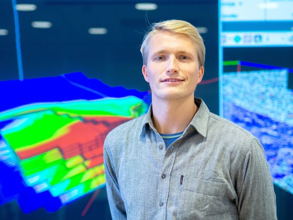 Andreas Leirvik studerer petroleumsteknologi ved NTNU, og skriver masteroppgave om optimering av brønnplasseringer i reservoarer, samt reduksjon av CO2-utslipp i oljebransjen. <i>Foto:  Marthe Svendsen</i>