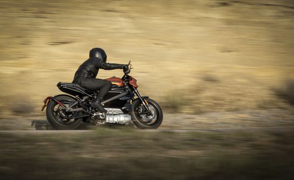 Med kun 210 kg blir den nye Harleyen rene lettvekteren. Dermed blir sportslig kjøring tilgjengelig også for Harley-entusiastene. <i>Foto:  Josh Kurpius/Harley Davidson</i>