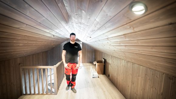 Stig-André Mayer er kommet langt med den smarte hytta på Vikerfjell. Her tar loftet form. <i>Foto:  Eirik Helland Urke</i>