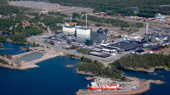 Slik ser Oskarshamn Kjernekraftverk ut fra luften. Det ligger på sveriges vestkyst om lag fire timer sør for Stockholm. <i>Foto:  OKG</i>