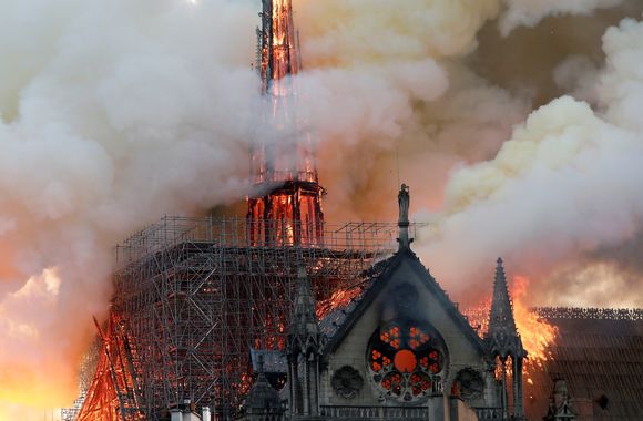 Den gotiske Notre-Dame-katedralen er en av de mest kjente og best besøkte turistattraksjonene i Europa. <i>Foto:  BENOIT TESSIER</i>