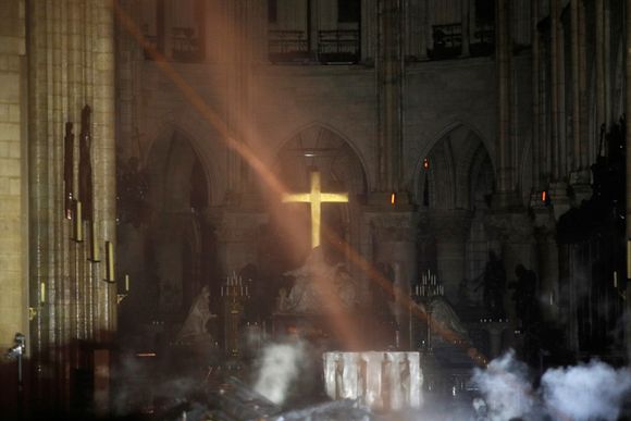Røyk omgir alteret inne i Notre Dame mens brannen herjer. De viktigste relikviene inne i Notre-Dame-katedralen sies å være reddet etter mandagens brann. <i>Foto:  AP/NTB Scanpix</i>