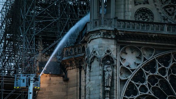 Selve strukturen som holder Notre-Dame-katedralen oppe er reddet etter storbrannen mandag kveld. Spiret og store deler av taket gikk tapt. <i>Foto:  AP/NTB Scanpix</i>
