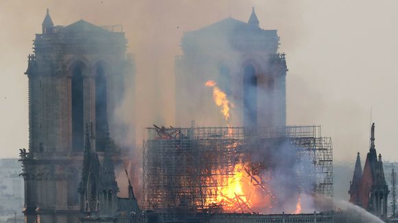 Røyk og flammer stiger opp fra brannen i Notre-Dame-katedralen i Paris den 15. april 2019. <i>Foto: Ludovic Marin/AFP</i>