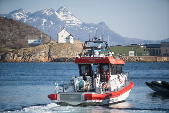 En av Redningsselskapets båter beveger seg mot ulykkesstedet mens det kommuniserer med fergen M/F Værøy over sambandet. De melder om brann ute av kontroll i maskinrommet, folk i sjøen og flere alvorlige skader. Redningsselskapet er en av mange aktører som deltar i årets Øvelse Nord. Materiell for 4,5 milliarder kroner er involvert i øvelsescenariet. <i>Foto:  Eirik Helland Urke</i>