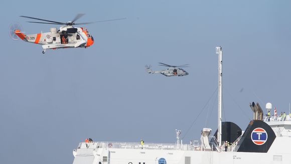 Her er både en Sea King fra 330-skvadronen og en NH90 fra Kystvakten i aksjon over havaristen MF Værøy. <i>Foto:  Eirik Helland Urke</i>