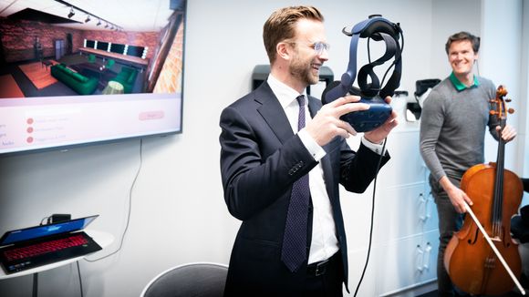 IMPONERT: Digitaliseringsminister Nikolai Astrup fikk prøve konsertsimulatoren i Pointmedias lokaler i Oslo. <i>Foto:  Eirik Helland Urke</i>