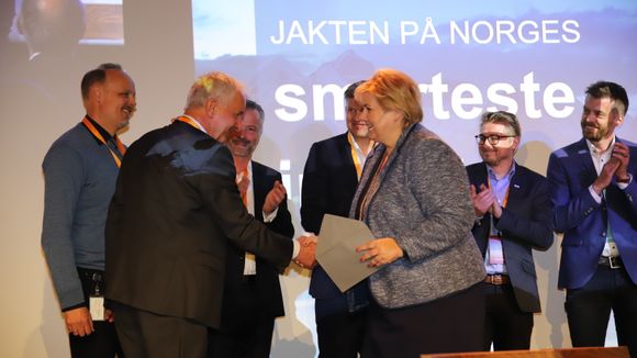 Ola Tronrud mottar prisen av Erna Solberg. <i>Foto:   Tore Stensvold</i>