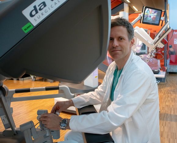 Gastrokirurg og forsker, Ebbe Thorgersen ved Radiumhospitalet mener operasjonsroboter er et stort fremskritt for både pasienter og helsevesenet. <i>Foto:  Odd R. Valmot</i>