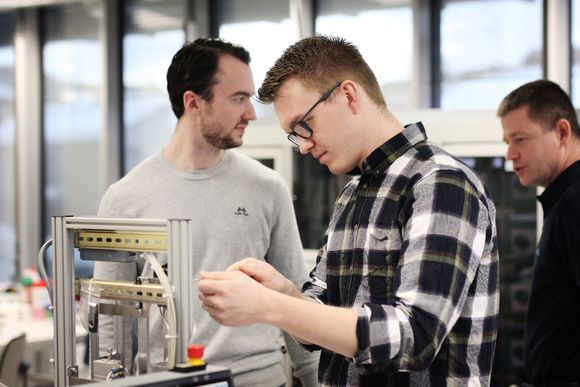 Studentene Thomas Hatlenes (t.v.) og Jan Oddvar Sagedal ble begge fast ansatt som ingeniører før eksamen. <i>Foto:  Hans Haugstad</i>