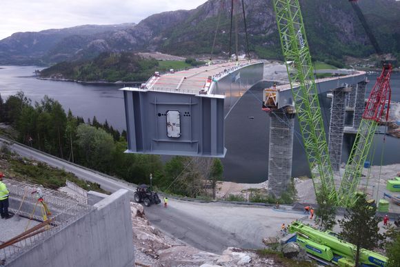 Det var store dimensjoner over byggearbeidene på Åstfjordbrua denne helga, og imponerende å følge med på nært hold, forteller byggelder Jostein Karlsen i Statens vegvesen. <i>Foto:  Matěj Novotný/Metrostav</i>