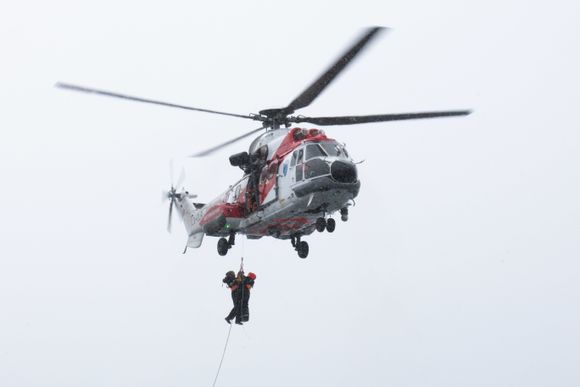 Helikopteret kan evakuere to personer om gangen med redningslina. <i>Foto:  Eirik Helland Urke</i>