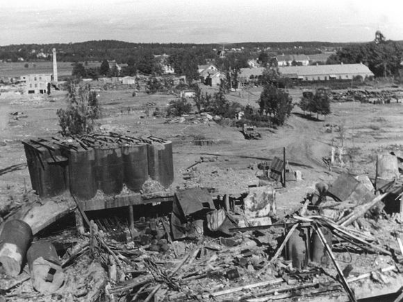 Oljeraffineriet på Vallø ble helt utbombet mot slutten av 2. verdenskrig. <i>Foto:  Arkivverket</i>