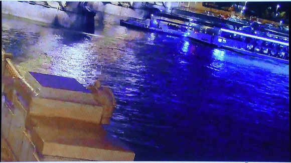 Skjermdump fra videoen av kollisjonen viser skipene like før ulykken på Donau onsdag. Minst åtte personer er døde etter ulykken, og 21 er fortsatt savnet. <i>Foto:  AP</i>