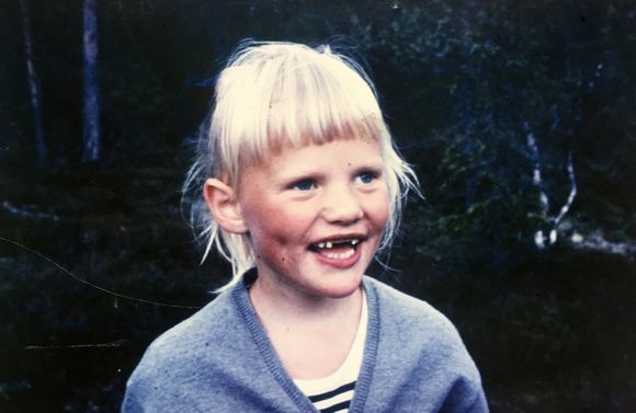 Tannlaus: Selv Kristin har vært tannlaus som liten jente i Porsgrunn, selv om hun senere har vist seg å kunne bite godt fra seg. <i>Foto:  Privat</i>