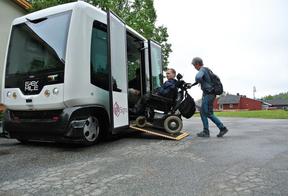 Lemet Ailo Eira bruker Easymiles innebygde rampe for å komme seg inn i Signo-bussen. Han likte turen så godt at han bevilget seg en ekstra tur. <i>Foto:  Signo Vivo</i>