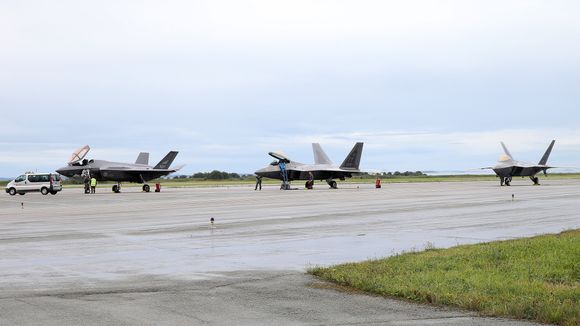 Norsk F-35A (t.v) og to F-22A fra US Air Force på Ørland.  <i>Foto:  Torbjørn Kjosvold / Forsvaret</i>