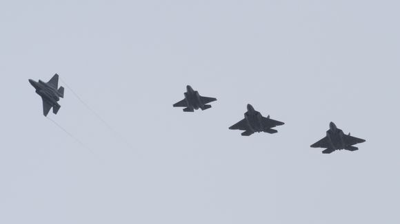 To norske F-35A (t.v) og to amerikanske F-22A. <i>Foto:  Kapt Helge Hopen / Forsvaret</i>
