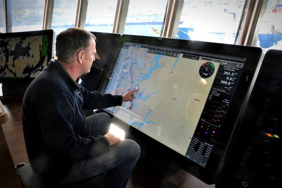 Touch-skjerm: Skipper og fiskebåtreder Peter Tait kan via touch-skjermen peke ut kurs og reisemål på det digitale kartet. <i>Foto:  Thomas Førde</i>