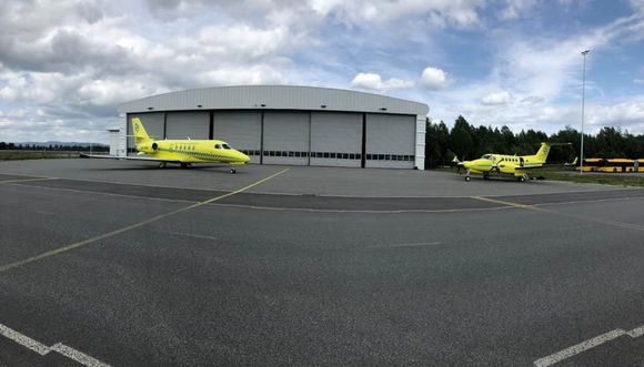 Cessna Citation Latitude (t.v) og Beech King Air 250 på Gardermoen. <i>Foto:  BSAA</i>