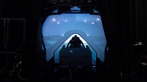 Piloten sitter inne i en kuppel med en fullstendig omsluttende skjerm. <i>Foto:  Eirik Helland Urke</i>