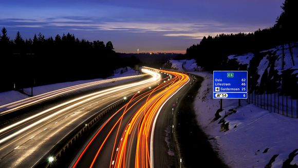 Mørkekjøring med LED-lys/ledelys på ny E6 sør for Minnesund i Akershus.<br />E6 mellom Dal og Kolomoen er forsøksstrekning for denne teknologien. Del av prosjektet E6 Gardermoen - Biri. <i>Foto:  Knut Opeide, Statens vegvesen</i>